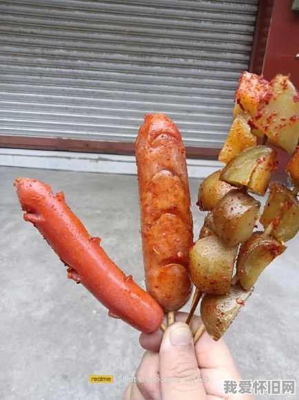 校门口的烤肠和炸串,为什么总比家里的饭香