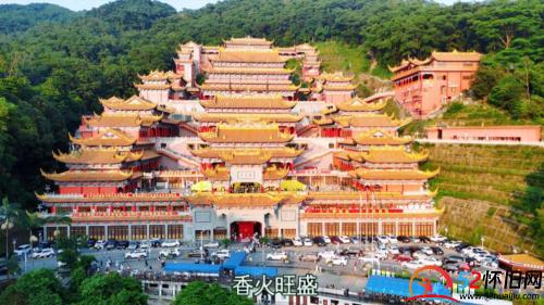 特意起早去爬山,没想到连车都没地方停