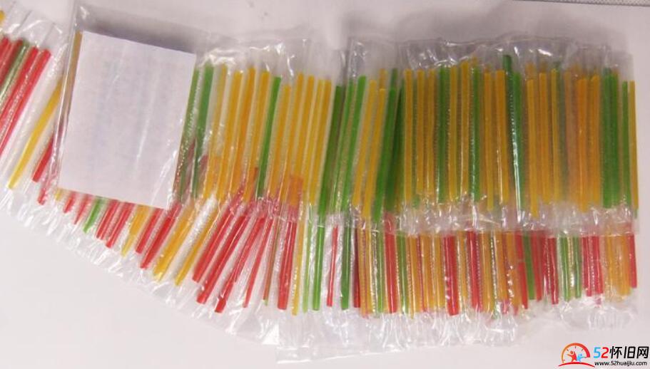 有一种软糖一长条有很多颜色好像是彩条糖
