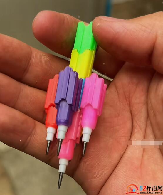 课桌下的彩虹:记忆里的积木铅笔