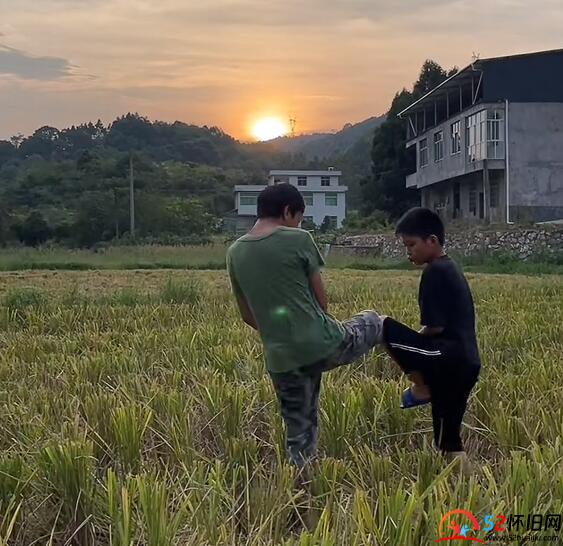 顶出来的童年时光：斗鸡，你玩过吗？  第2张