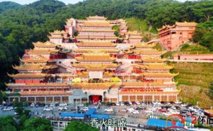 特意起早去爬山,没想到连车都没地方停