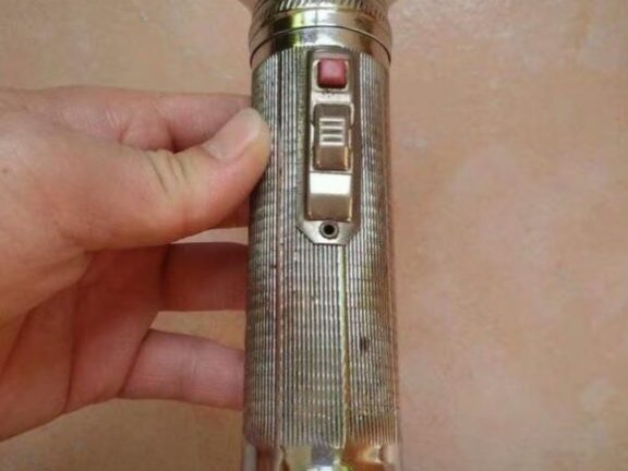老式铁皮手电筒：80、90 后难忘的黑夜伙伴